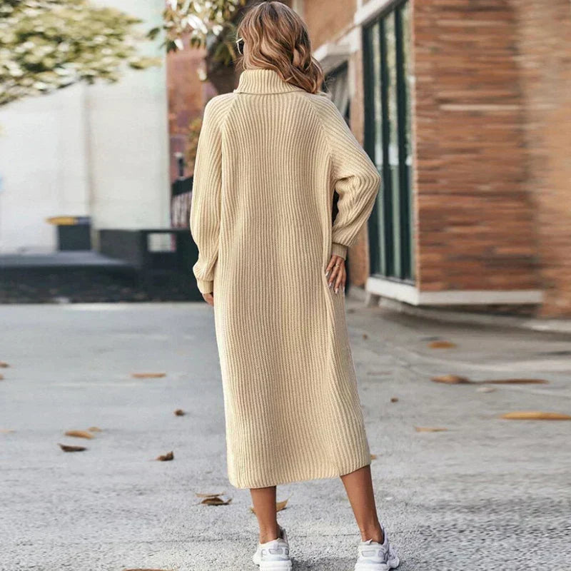 Elegante abito midi dolcevita in maglia da donna, perfetto per un look chic autunnale.