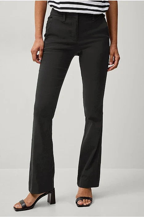 Pantaloni bootcut donna marroni a vita media, con gamba svasata. Eleganza casual chic per ogni occasione.