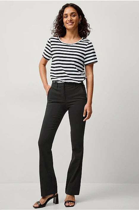 Pantaloni bootcut neri da donna, vita media. Gamba svasata per un look elegante, casual chic o da ufficio.