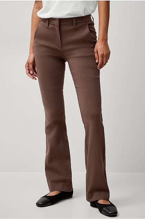 Pantaloni bootcut donna eleganti a vita media, perfetti per l'ufficio o outfit casual chic.