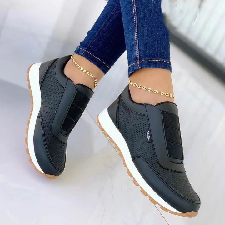 Sneakers donna slip-on casual nere con punta tonda, ideali per comfort quotidiano e moda donna.
