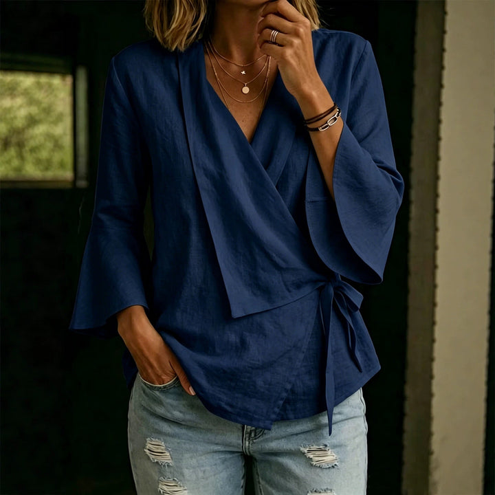 Blusa donna asimmetrica con rever, maniche svasate. Perfetta per ufficio, look elegante o casual chic.