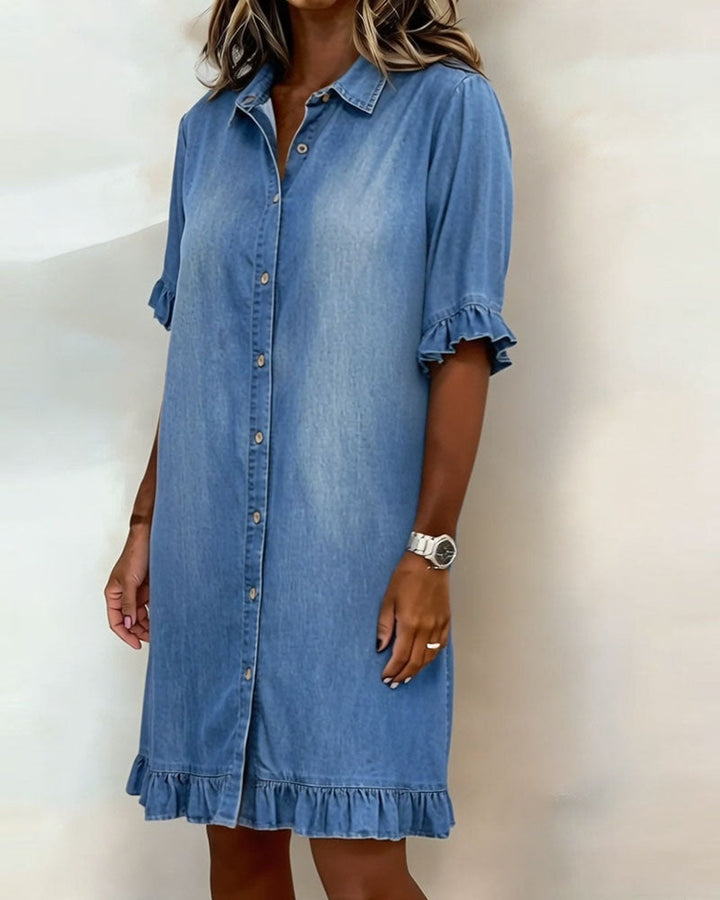 Vestito casual da donna in denim azzurro con bottoni. Vestibilità ampia, perfetto per l'estate e il tempo libero.