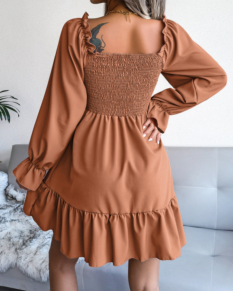 Abito corto donna nero con scollo quadrato, maniche lunghe a balze. Vestito estivo elegante e svasato.