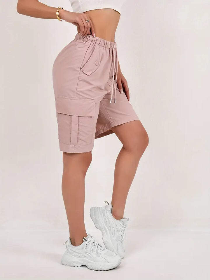 Short cargo donna alla moda con vita elasticizzata, tasche funzionali, per uno stile comodo e trendy.