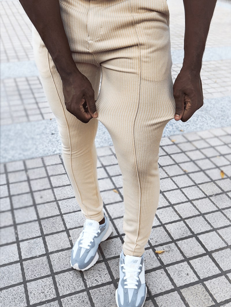 Pantaloni uomo crema stile moderno a gamba dritta, versatili per outfit da giorno e look streetwear.