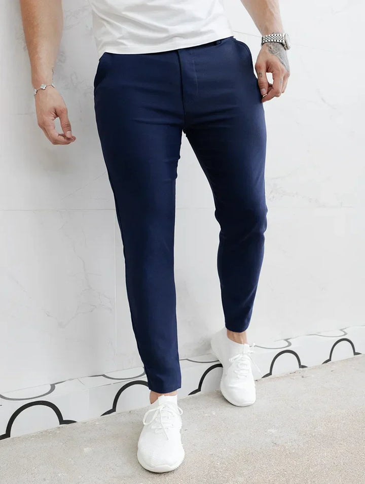 Pantaloni in tessuto elasticizzato blu scuro per uomo, taglio slim fit per una silhouette moderna.