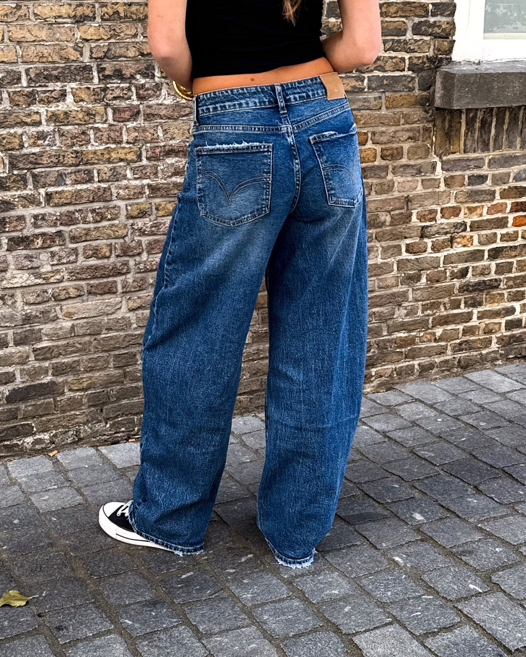 Moda donna: jeans balloon fit con gamba larga. Stile casual vintage per outfit quotidiani, massimo comfort e tendenza.