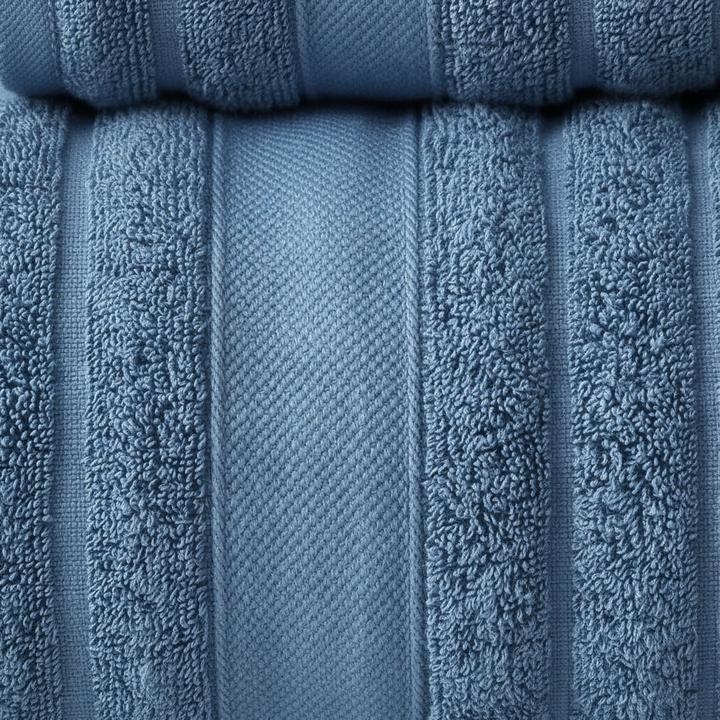 Elegante set asciugamani bagno a righe, in spugna di puro cotone per un tocco di stile e comfort.