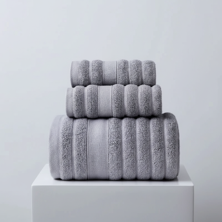 Lussuosi asciugamani da bagno a righe, set in spugna 100% cotone per il massimo comfort e assorbenza.
