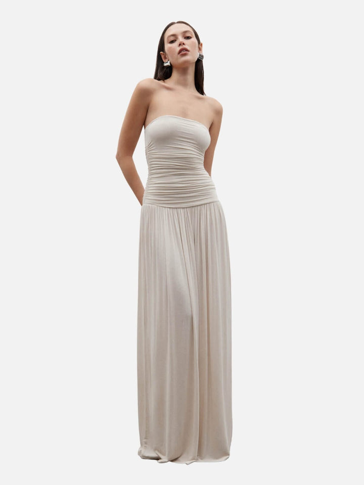 Abito da sera donna drappeggiato, taglio lungo e design senza spalline. Eleganza per ogni festa.