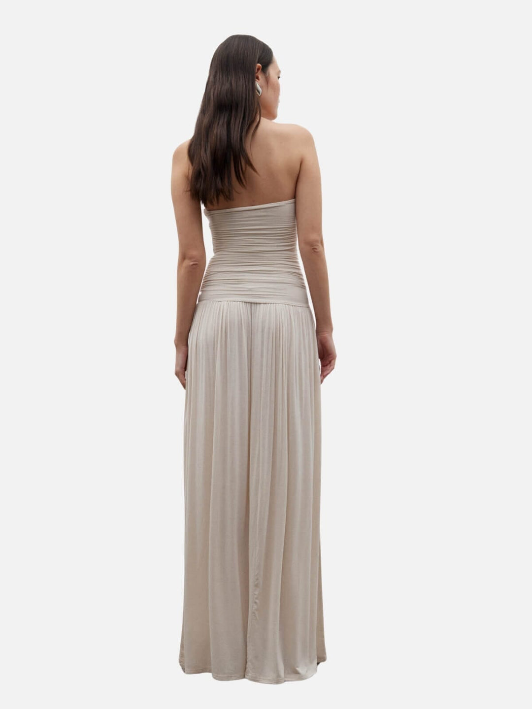 Splendido abito lungo da sera donna, senza spalline, con dettagli drappeggiati per un look raffinato.