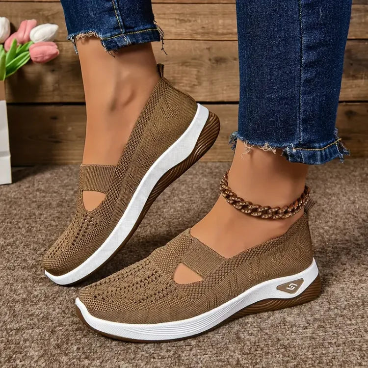 Comode sneakers slip-on da donna, facili da indossare, perfette per un look casual e confortevole ogni giorno.