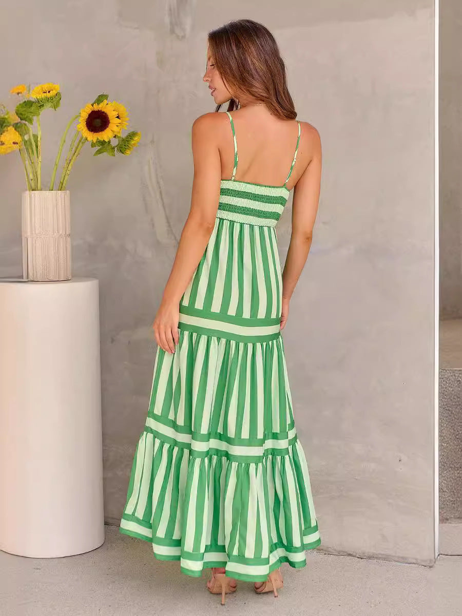Vestito lungo estivo a righe per donna, ideale per la spiaggia o passeggiate. Abito fluido con spalline sottili.