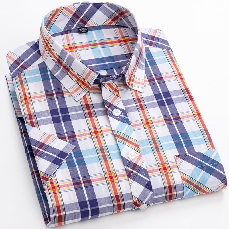 Moda uomo: camicia scozzese maniche corte per un look casual estivo. Bottoni e stile versatile.