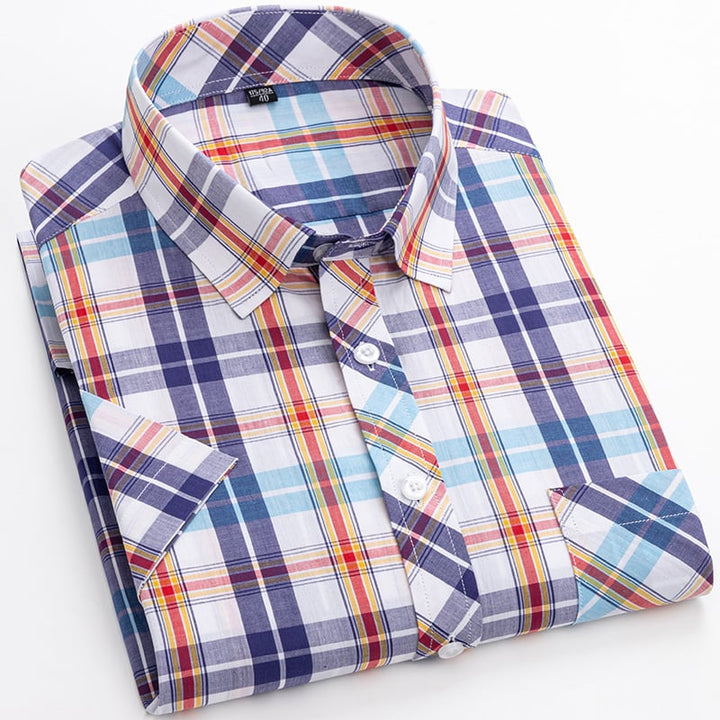 Moda uomo: camicia scozzese maniche corte per un look casual estivo. Bottoni e stile versatile.