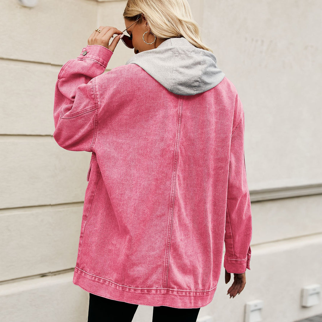 Dettaglio giacca di jeans blu donna, taglio largo, con cappuccio grigio staccabile. Capo di moda primaverile.