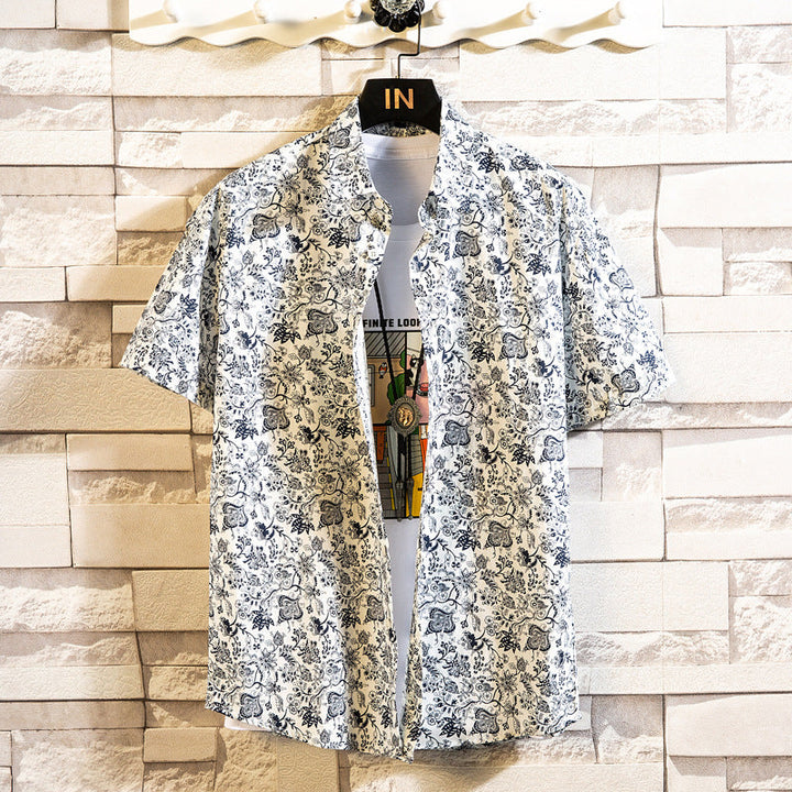 Camicia da uomo con colletto revers, maniche corte e stampa floreale, per un look estivo moderno e fresco.
