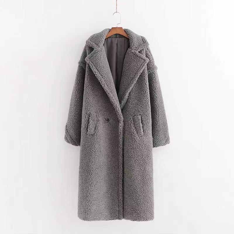 Comodo cappotto invernale donna, design lungo e caldo per un outerwear elegante e protettivo.