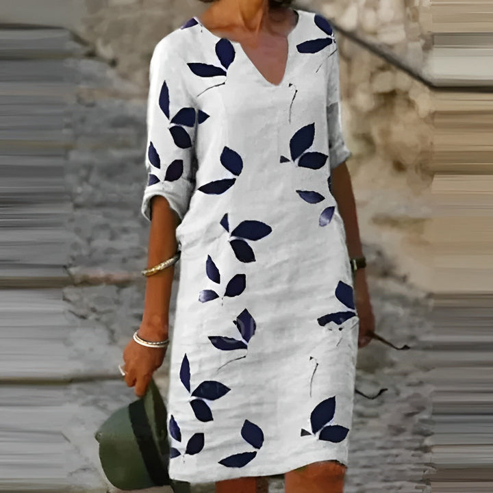 Abito donna autunnale fluido con stampa a foglie, perfetto per un look casual elegante e comodo.