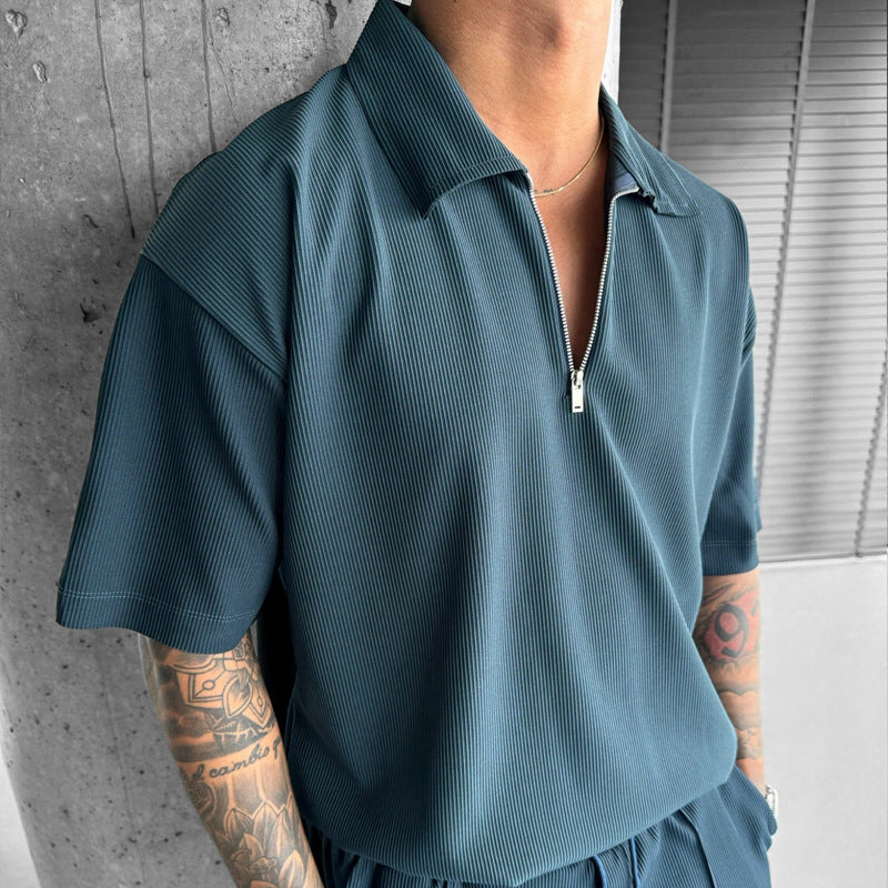 Completo uomo estivo casual: polo con zip e pantaloncini sportivi. Moda maschile per tempo libero.