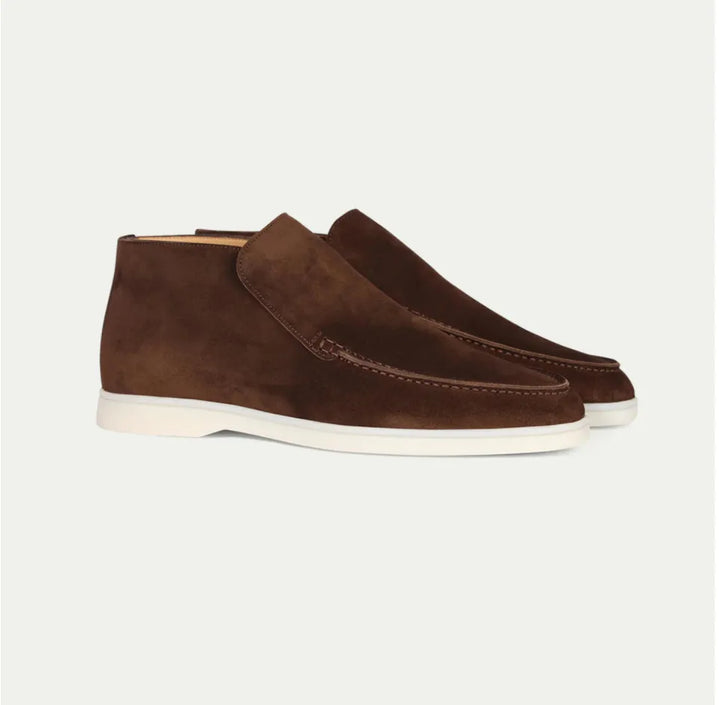 Loafers uomo slip-on indossati, scarpe comode con punta tonda, perfette per un look casual e confortevole.