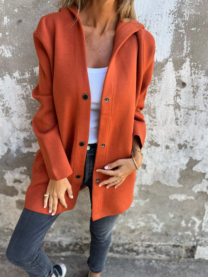 Cardigan donna con cappuccio e bottoni, un must-have per la moda femminile casual.