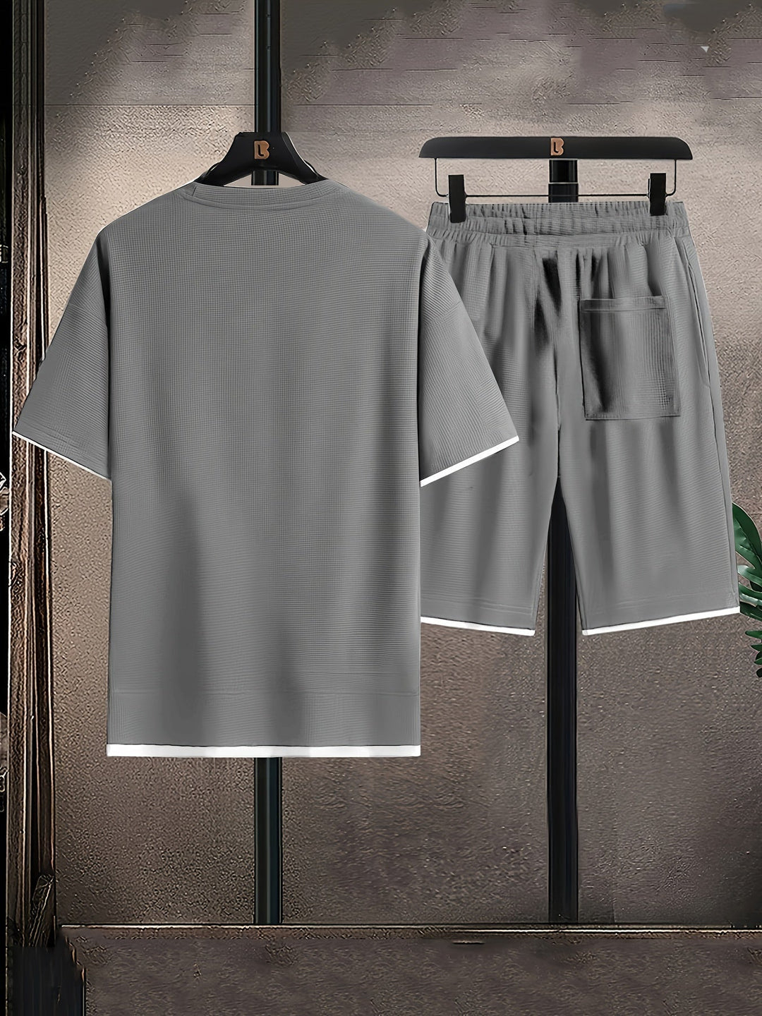 Set uomo sportivo estivo in cotone leggero con T-shirt girocollo e pantaloncini per massimo comfort.
