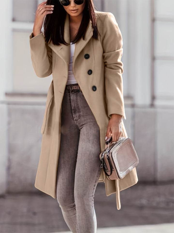 Cappotto trench lungo da donna con cintura in vita, ideale per un outfit protettivo e raffinato.