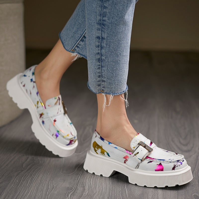 Scarpe da donna con plateau e fibbia, eleganti per moda primavera autunno. Calzature comode per stile urbano.