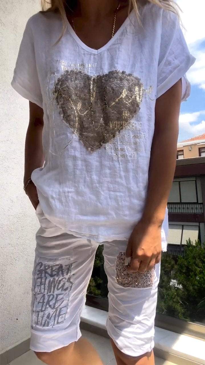 Completo donna due pezzi casual in cotone lino. Blusa scollo V e pantaloncini con eleganti dettagli oro.