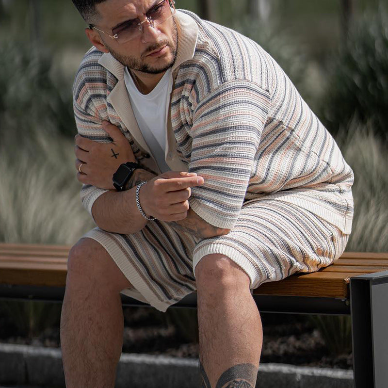 Set maglietta e pantaloncini beige traforati per uomo. Perfetto completo estivo casual per relax e viaggio.