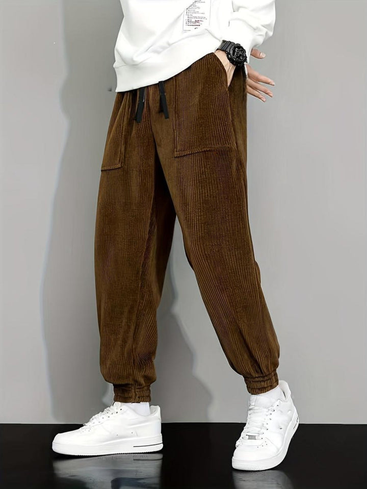 Pantaloni eleganti uomo a coste, taglio slim fit, gamba dritta. Perfetti per outfit streetwear.