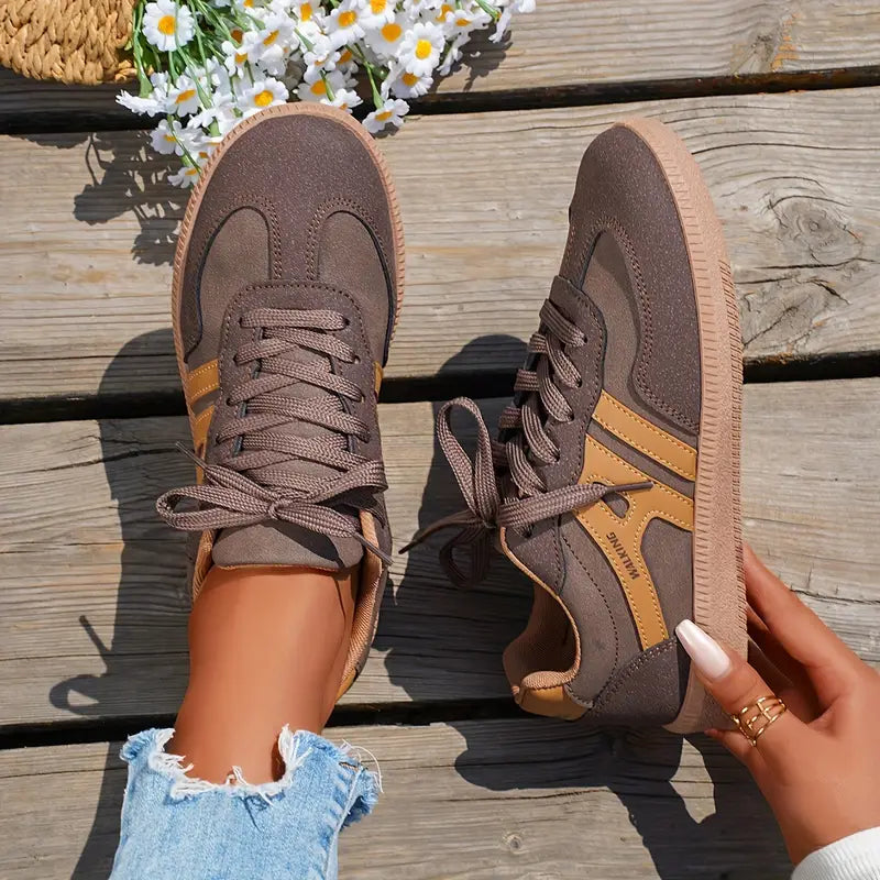 Sneakers donna nere/caffè con suola leggera. Calzature casual che offrono comfort quotidiano e stile retro inconfondibile.