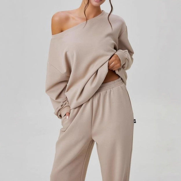 Abbigliamento donna trendy: completo due pezzi con blusa spalle scoperte e pantaloni a gamba larga, vestibilità ampia.