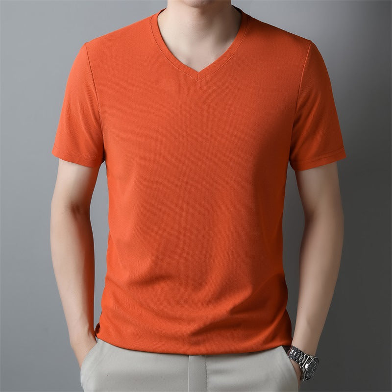 T-shirt uomo azzurra, scollo a V, maniche corte. Vestibilità regolare, abbigliamento casual, comfort estivo.