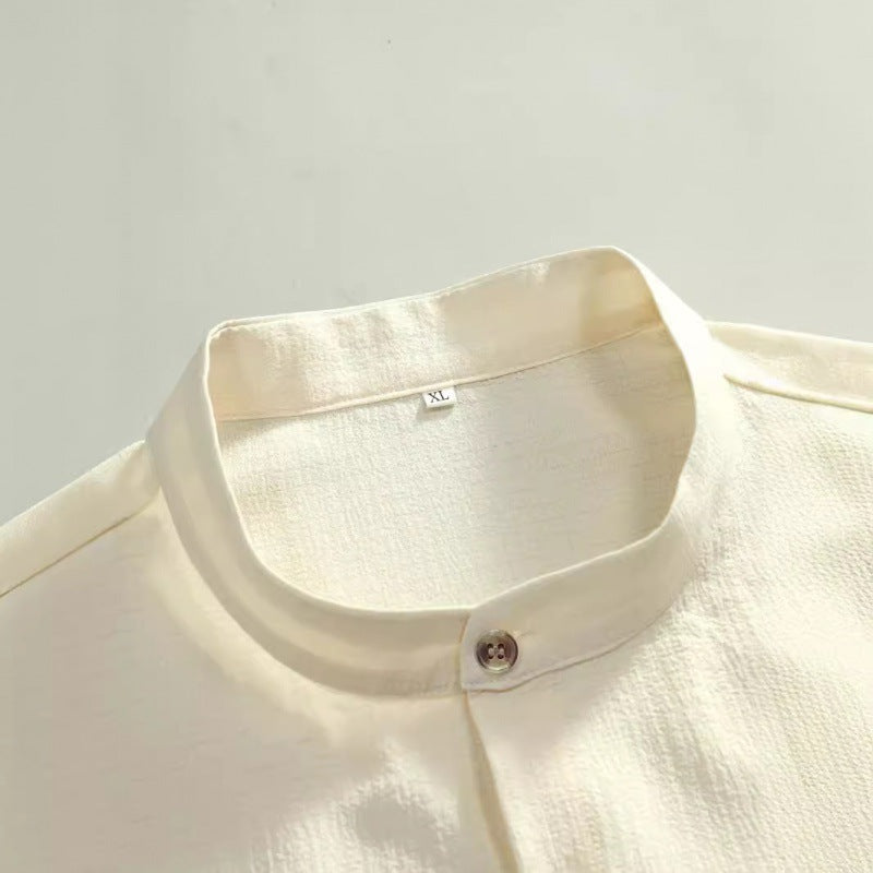 Camicia estiva uomo casual-chic a manica corta tinta unita. Look elegante e rilassato, perfetta per l'estate.