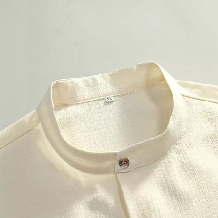 Camicia estiva uomo casual-chic a manica corta tinta unita. Look elegante e rilassato, perfetta per l'estate.