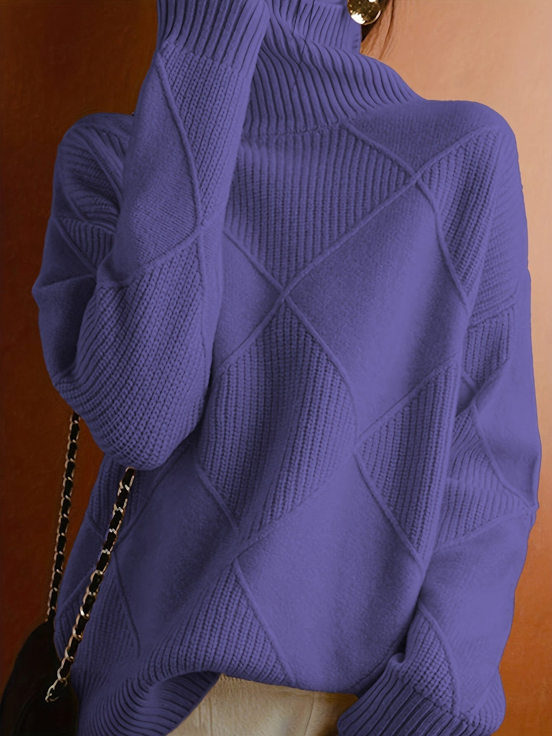 Texture morbida: dettaglio maglione collo alto donna, caldo e confortevole. Per un look elegante-casual.