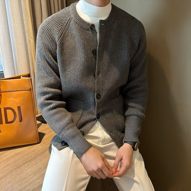 Cardigan da uomo grigio con scollo rotondo, maniche lunghe. Comodo e versatile per abbigliamento elegante e casual.