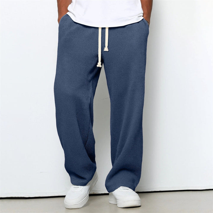 Pantaloni uomo moderni a gamba dritta, vestibilità ampia. Perfetti per stile casual, sportivo o viaggio.