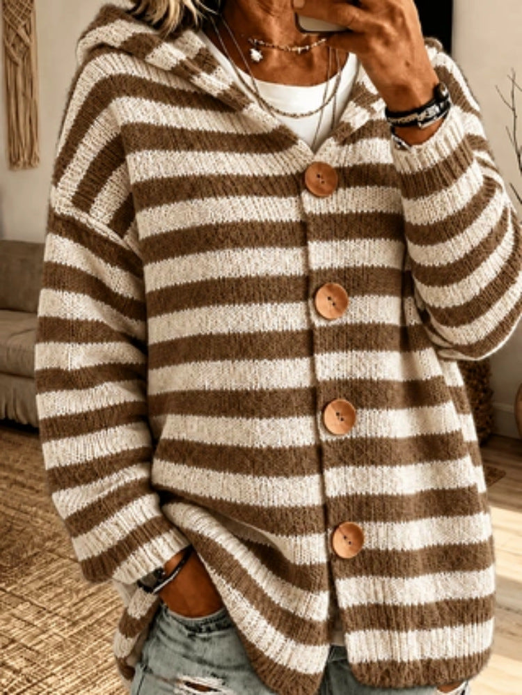 Outfit autunnale/invernale con maglione a righe da donna, look quotidiano chic.