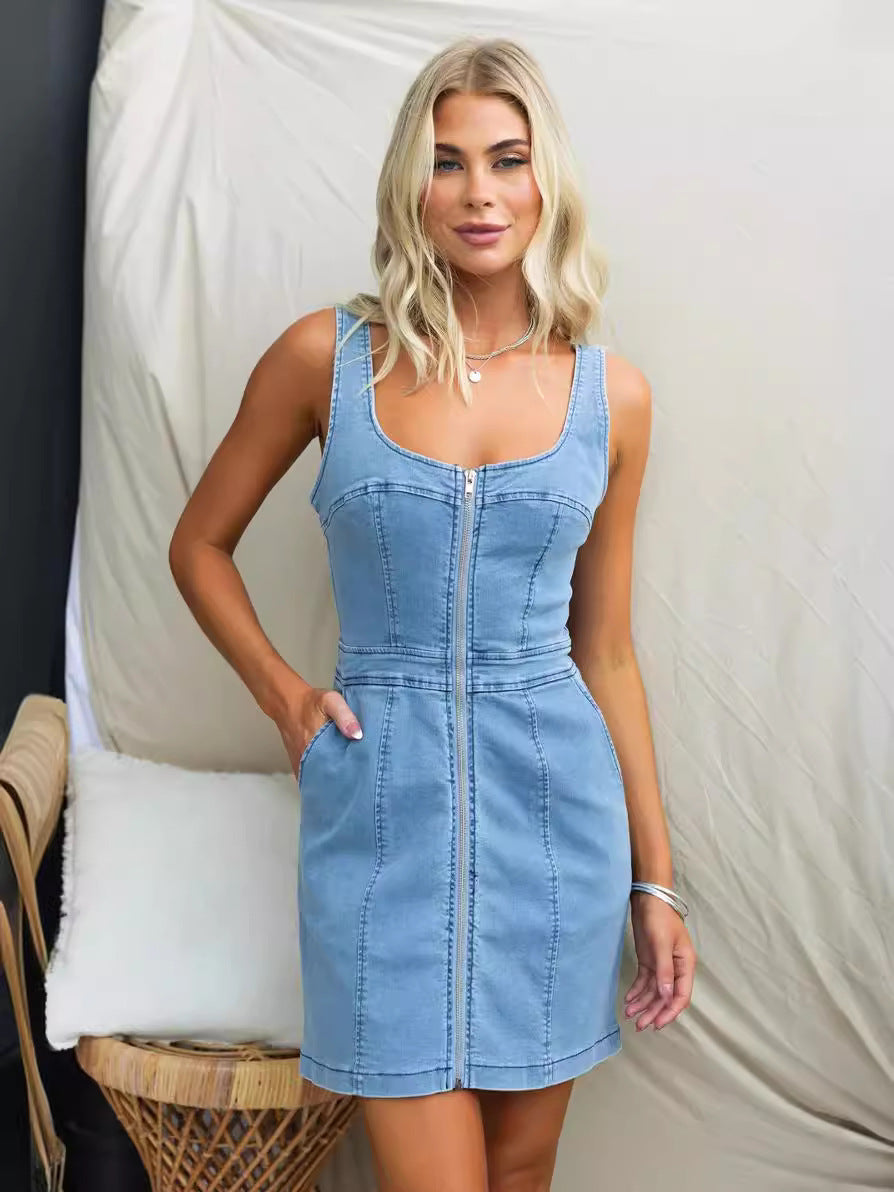 Abito midi donna senza maniche in denim blu con bottoni frontali, perfetto per un look casual estivo e versatile.