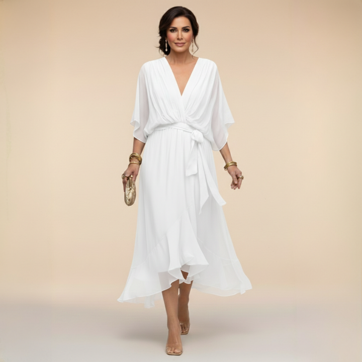 Donna in abito midi elegante, scollo a V e cintura, per cerimonia. Stile fluido e raffinato per occasioni.