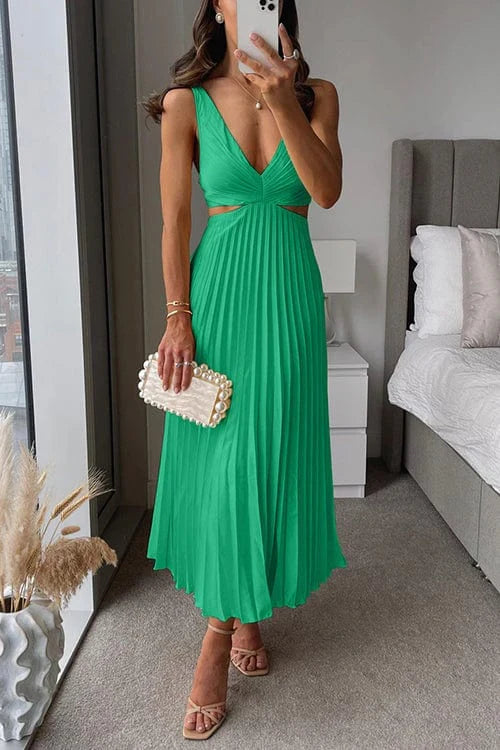 Dettaglio delle pieghe sull'abito midi da donna, vestito elegante con scollo a V ideale per invitata a matrimonio.