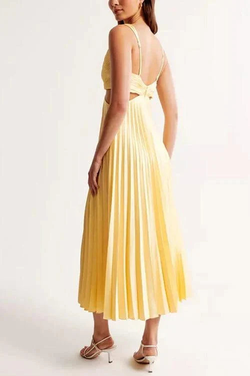 Donna in abito midi elegante pieghettato con scollo a V, vestito da cerimonia autunnale, perfetto per eventi formali.