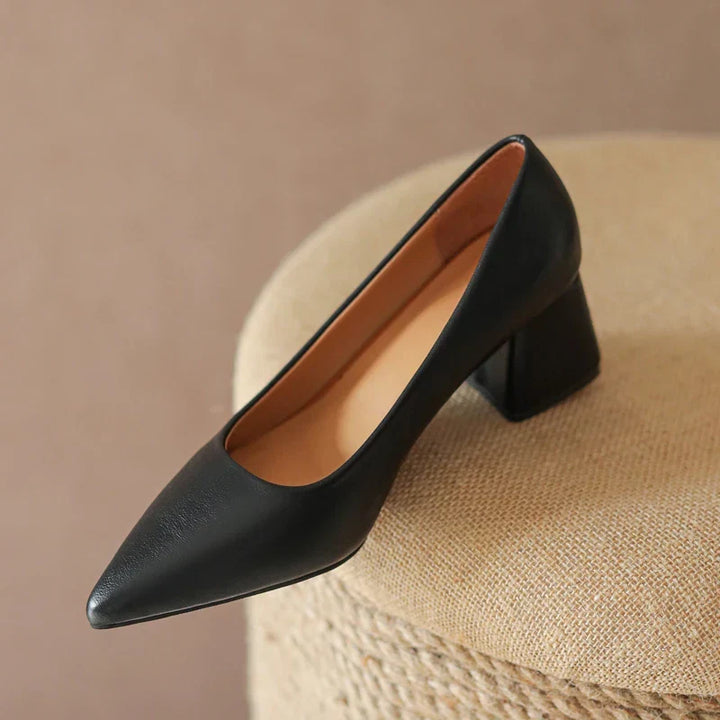 Scarpe donna eleganti, tacco a blocco nero con punta affusolata. Perfetti per la moda e il comfort.