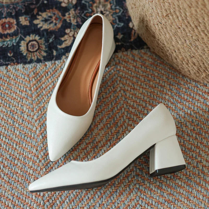 Tacco a blocco elegante da donna, punta affusolata. Calzature chic per moda donna e look sofisticati.