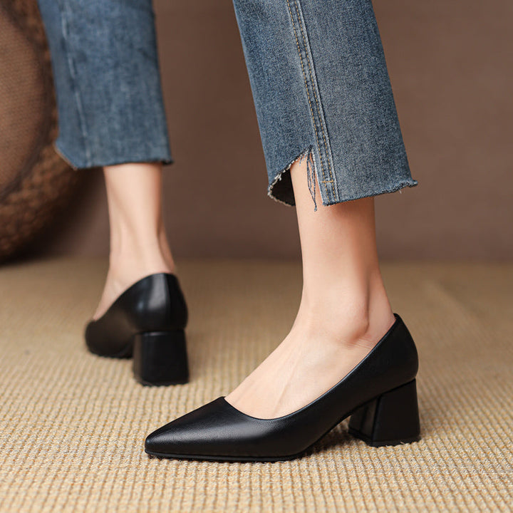 Moda donna: tacco a blocco comodo con punta affusolata. Scarpe eleganti e versatili per la donna moderna.