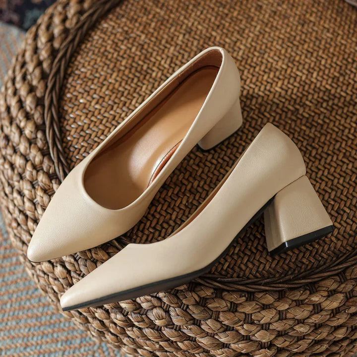 Elegante tacco a blocco donna con punta affusolata, design raffinato per comfort e stile.